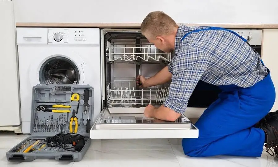 Evren Siemens servisi teknisyen ekibi beyaz eşya tamiri yaparken